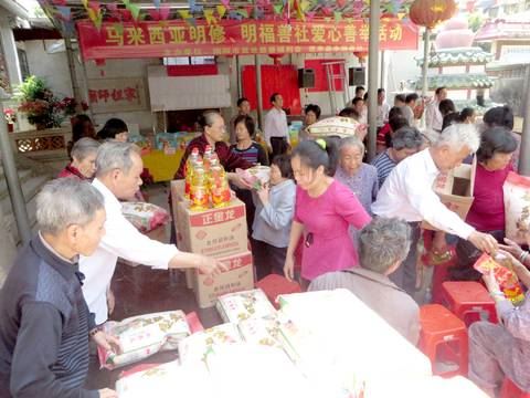 中國僑網(wǎng)圖為慰問困難戶場面。(黃健新 攝)