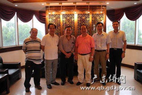 中國(guó)僑網(wǎng)吳銳成主任(右)與鄺偉森理事(左)座談交流