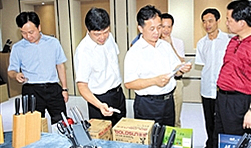 黃強、譚君鐵率梅州市黨政考察團到陽江市廣東金輝刀剪股份有限公司考察。