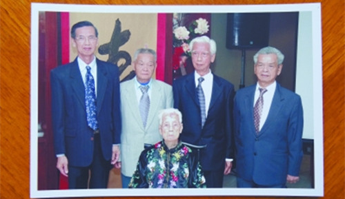 鄭潮炯妻子鐘彩合與兒子們的合影。后排左二為鄭社義。劉進(jìn)供圖