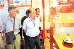 參加“世界客商與21世紀海上絲綢之路”研討會的專家到大埔縣陶瓷文化展覽館參觀。(高訊