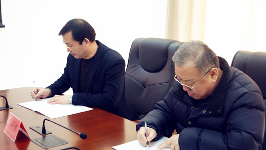 李文忠先生(右)與熊兒寨鄉(xiāng)黨委書記劉萬嶺簽約(呂文寶