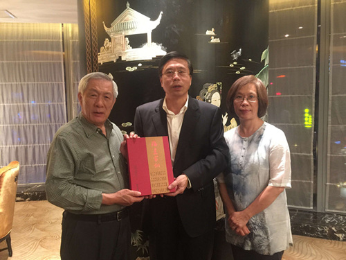 福建省僑辦主任馮志農(nóng)向池洪湖先生贈(zèng)送《福建家訓(xùn)》一書(shū)