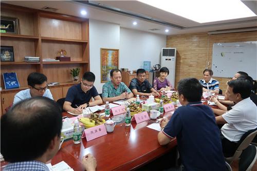 中國僑網副秘書長許再山向順德木業(yè)商會代表介紹印尼投資環(huán)境