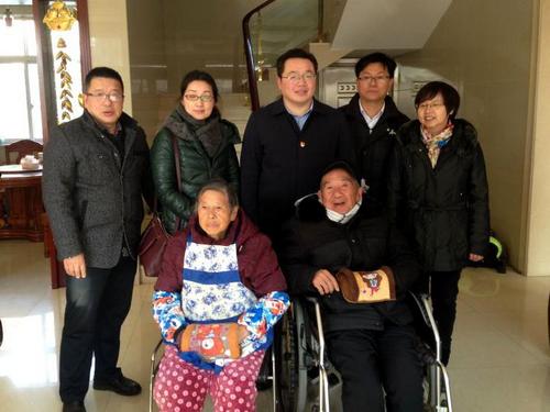 中國僑網(wǎng)揚中市副市長陳秋明(后排中)一行慰問旅美博士曹賢華父母