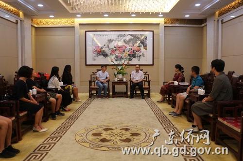 中國僑網(wǎng)林琳巡視員(右四)會(huì)見圣馬丁華人會(huì)館莫?jiǎng)艍褧?huì)長(右五)一行。