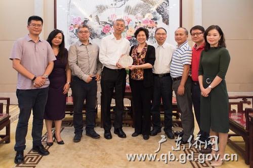 中國僑網(wǎng)龐國梅主任(右五)向魯展雨會(huì)長(左四)致送紀(jì)念品