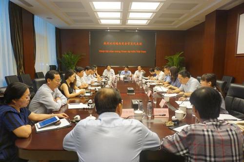 中國僑網(wǎng)四川省外事僑務(wù)辦副主任張濤與越南商務(wù)官員代表團(tuán)座談