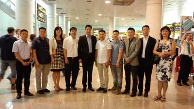 湯恒總領(lǐng)事與僑領(lǐng)代表在機場合影