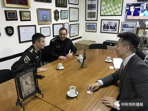 中國僑網(wǎng)駐阿根廷使館參贊王曉林會見布省警察局負責人。