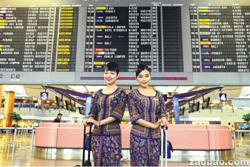 新航空姐殷悅(左)熱愛空服職業(yè)。(新加坡《聯(lián)合早報(bào)》/龍國(guó)雄