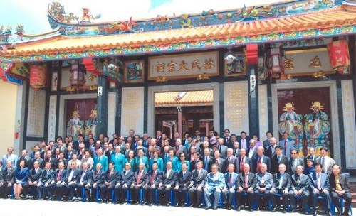 林氏總會27屆會長會諸首長和貴賓及全體理事在大宗祠合影留念。(泰國《京華中原聯(lián)合日報》)