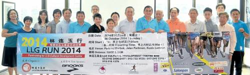 沈德和(右八)與各州工委會主席及各大贊助商呼吁民眾踴躍參與“2014年林連玉行”義跑活動。(馬來西亞《南洋商報(bào)》)