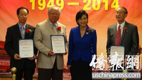中國僑網(wǎng)趙美心在國慶晚宴上向4位傳統(tǒng)僑社代表頒發(fā)榮譽狀。(美國《僑報》/高睿 攝)