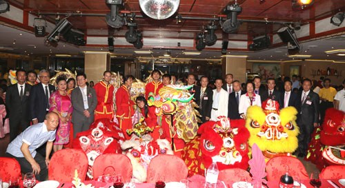 中國僑網(wǎng)周吉慶會長與李平公參等嘉賓在舞獅前合影。(法國《歐洲時報》/孔帆 攝)