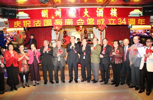 中國(guó)僑網(wǎng)會(huì)長(zhǎng)團(tuán)為大家拜年。(法國(guó)《歐洲時(shí)報(bào)》/黃冠杰 攝)