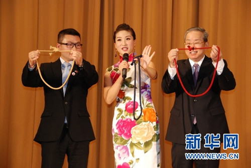 中國駐盧森堡大使黃長慶(右)參與魔術(shù)表演互動