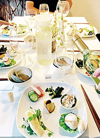 常皓的飯局餐桌。(美國《星島日報》)