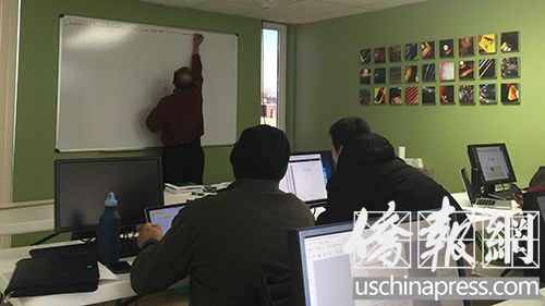來自中國和印度的留學(xué)生占據(jù)了這所位于芝加哥西北郊的F1掛靠學(xué)校。(美國《僑報(bào)》/鄢田