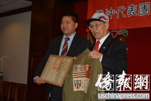 陳燦培(右)向云南騰沖滇西抗戰(zhàn)紀(jì)念館捐贈(zèng)收藏品。(美國《僑報(bào)》/夏嘉