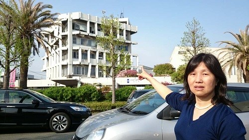田中女士手指搖搖欲墜的宇城政府大樓表達當(dāng)?shù)匮行奚鷮铀话?/