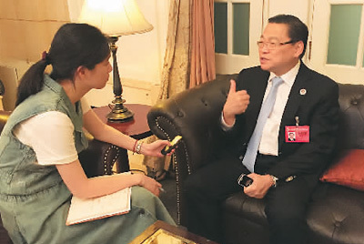 圖為張昭和(右)接受本報記者采訪。