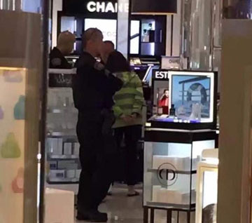 洛杉磯國際機(jī)場(chǎng)的工作人員拍攝中國女游客被逮捕的畫面。(美國《世界日?qǐng)?bào)》資料圖)