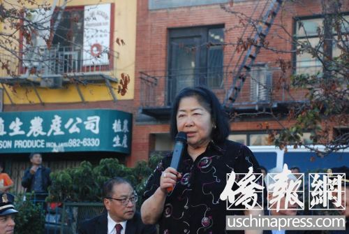 白蘭參加日前一次社區(qū)會(huì)議上發(fā)言。(美國(guó)《僑報(bào)》/吳卓明