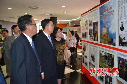 田學軍大使與僑領一同觀看圖片展。(《非洲時報》)