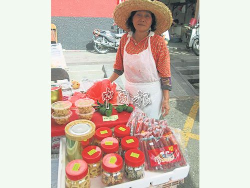 中國僑網(wǎng)蘇慧娟目前已經(jīng)開始在巴剎售賣年餅。(馬來西亞《中國報》)