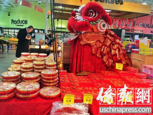 中國僑網(wǎng)西雅圖某亞洲超市的年貨專區(qū)(美國《僑報(bào)》/詩喬 攝)