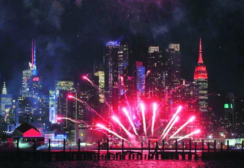 中國僑網紐約哈德遜河中國雞年焰火秀。(圖片來源:美聯(lián)社)