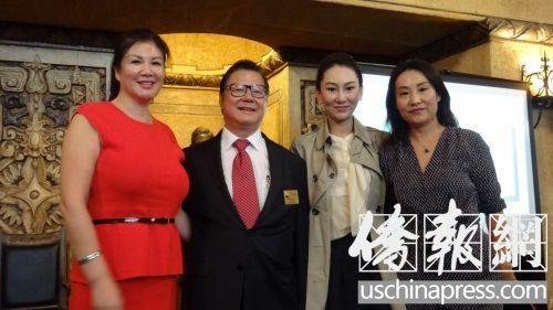 中國僑網(wǎng)廖欽和同他的華人支持者在造勢活動中一起合影。(美國《僑報(bào)》/高睿 攝)