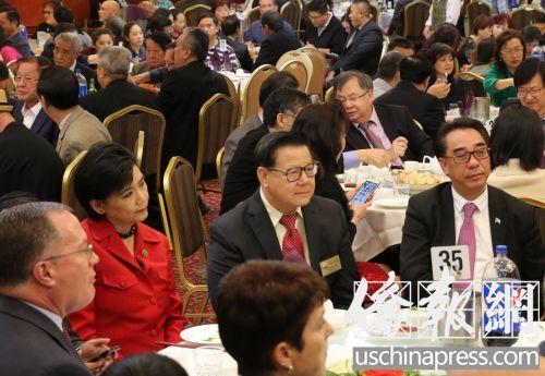 中國僑網(wǎng)廖欽和(中)在造勢(shì)活動(dòng)中和國會(huì)眾議員趙美心(前左二)坐在一起。(美國《僑報(bào)》/高睿攝)