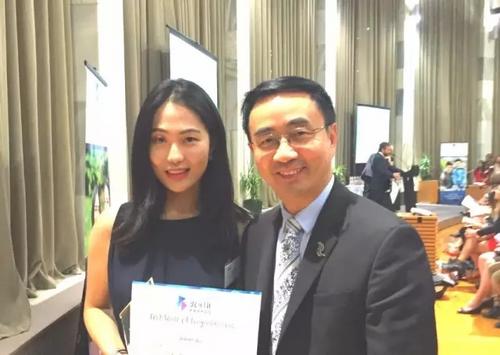 中國僑網(wǎng)武嘉楠與國家黨國會(huì)議員楊健博士在頒獎(jiǎng)典禮合影