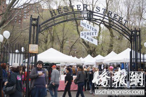 中國僑網紐約華埠喜士達街創(chuàng)意集市15日開幕。(美國《僑報》/陳辰 攝)
