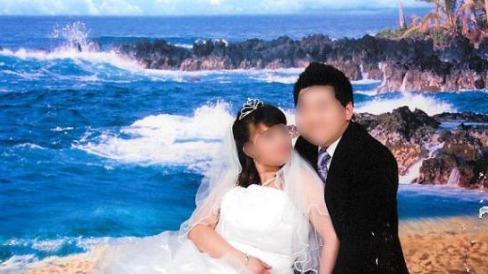 中國(guó)僑網(wǎng)為獲得美國(guó)“綠卡”所拍攝的假結(jié)婚照。(美國(guó)中文網(wǎng))