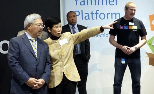 中國僑網(wǎng)鐘月娟(左二)向李孟賢市長(左一)講解公民入籍工作坊的一條龍服務(wù)。(美國《世界日報》/關(guān)文杰 攝)