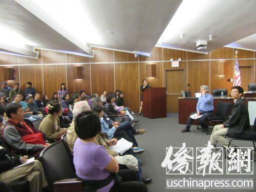 中國僑網(wǎng)兩位華人民選官員向上百民天普市居民介紹他們得知的最新資料。(美國《僑報》/翁羽 攝)