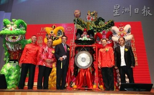 中國(guó)僑網(wǎng)廖中萊(左三)與洪門(mén)金蘭總會(huì)理事一同主持鳴鑼儀式。(馬來(lái)西亞《星洲日?qǐng)?bào)》)