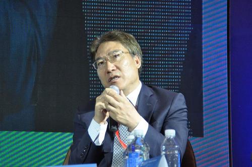 中國僑網中國出口信用保險公司首席經濟學家王穩(wěn)發(fā)言。陳月柳攝