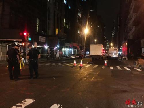 中國僑網(wǎng)警方封鎖車禍發(fā)生的路口并調(diào)查車禍現(xiàn)場。(紐約《僑報》/張晶 攝)