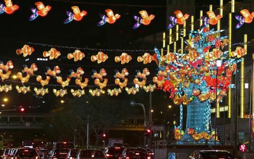 中國僑網(wǎng)今年的燈飾造型靈感來自早年玻璃紙燈籠設(shè)計。(新加坡《聯(lián)合早報》/梁偉康 攝)
