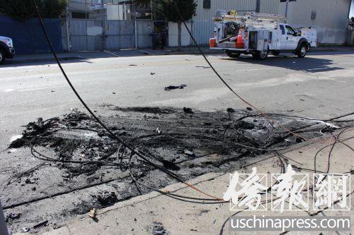 中國僑網(wǎng)車禍現(xiàn)場被撞毀的轎車痕跡。(美國《僑報》/高睿 攝)