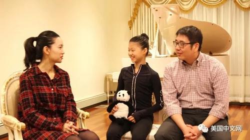 中國僑網(wǎng)張?jiān)匠c爸爸張弛(圖片均來自美國中文網(wǎng)微信公眾號(hào))