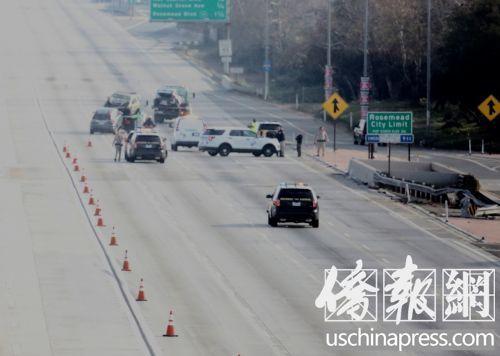 中國僑網(wǎng)部分車禍現(xiàn)場遭撞毀的車輛正在被拖下高速公路。(美國《僑報》記者邱晨攝)