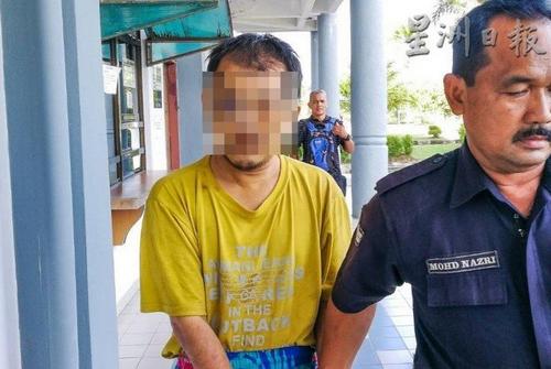中國僑網涉嫌猥褻7歲女童的華裔男子再次被押送至雙溪大年法庭。(馬來西亞《星洲日報》)