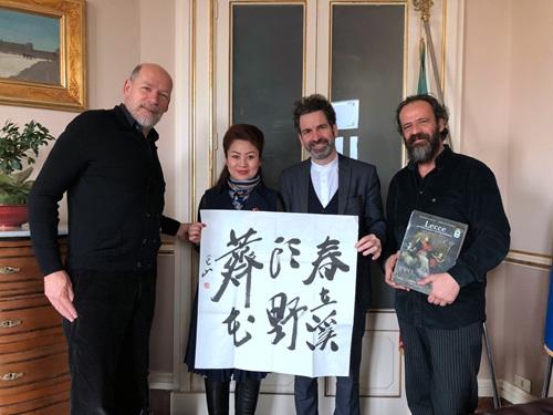 中國僑網(wǎng)萊切市市長與侯玉霞(左2)一行。(中法藝術交流協(xié)會供圖)