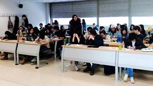 中國僑網(wǎng)馬德里康普斯頓大學新聞研究碩士專業(yè)的一堂課 (法國《歐洲時報》西班牙版微信公眾號援引西班牙《國家報》圖片)