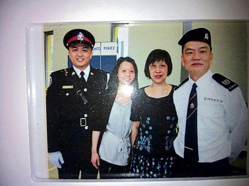 中國僑網(wǎng)華裔警員Ken Lam(左1)與父母及妹妹合照。(圖片來源:《星島日報》)